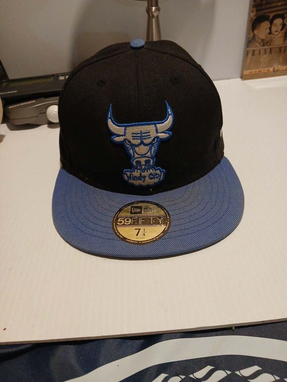 New Era Chicago Bulls 59FIFTY Fitted Hat Size 7 1/4 Black Blue Windy City